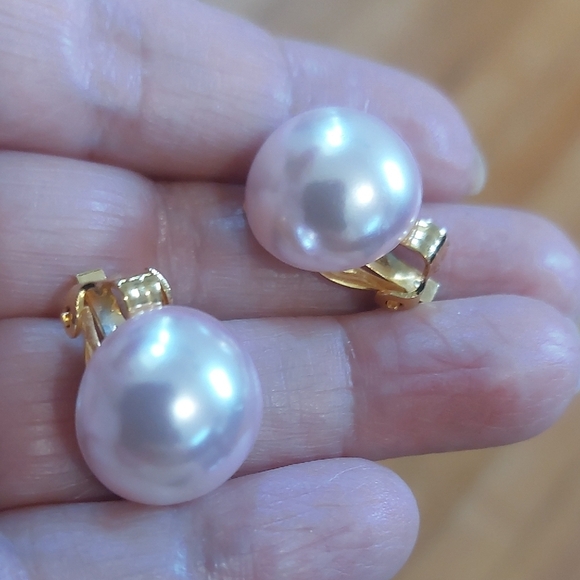 Soft Pink 1/2" Button Faux Pearl Clip-on Earrings Goldtone - Picture 2 of 5